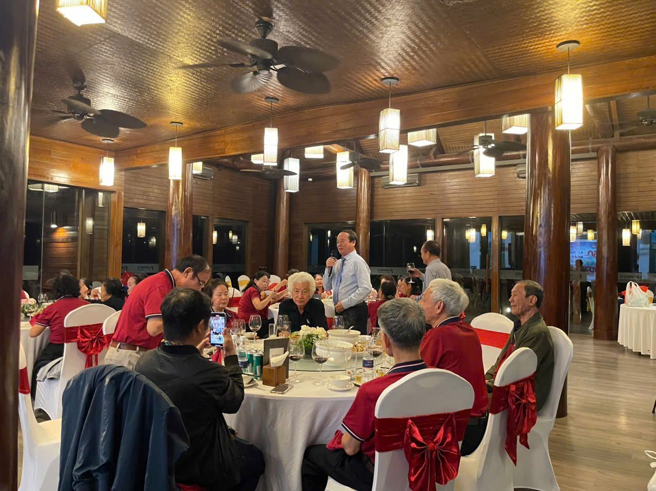 Đoàn chú Phú họp lớp (3)